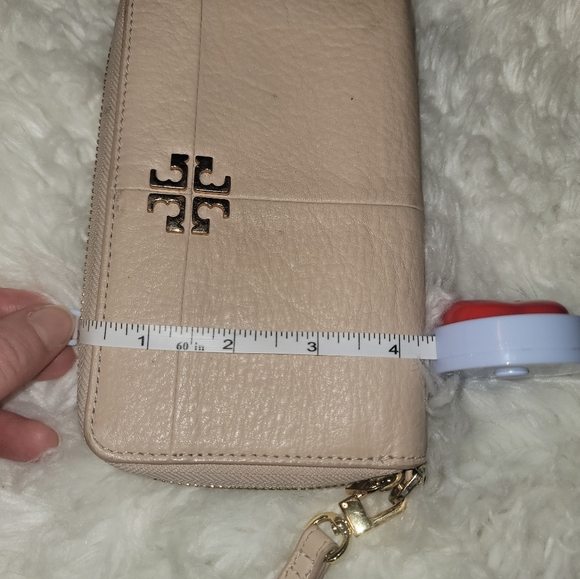 Tory Burch Leather Wristlet + Angara sterling silver and garnet pendant - Picture 14 of 16